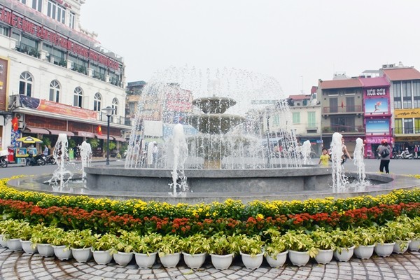 Fountain at Dinh Tien Hoang Street is more beautiful with many flower pots