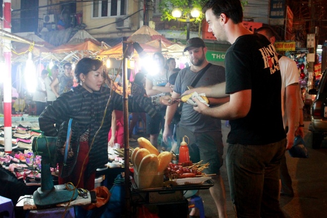 Hanoi night market in the Old Quarter-06