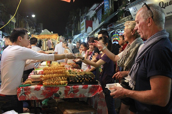 Hanoi night market in the Old Quarter-07