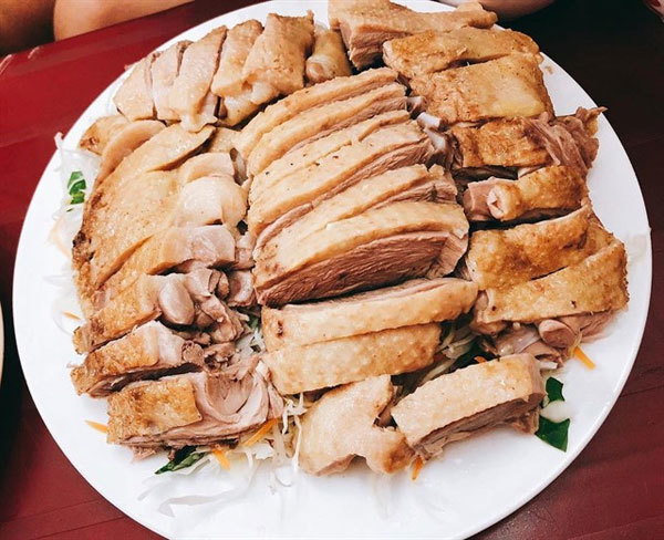 An attractive plate of boiled duck meat, one important ingredient of bún vịt măng. Photo toplist.vn